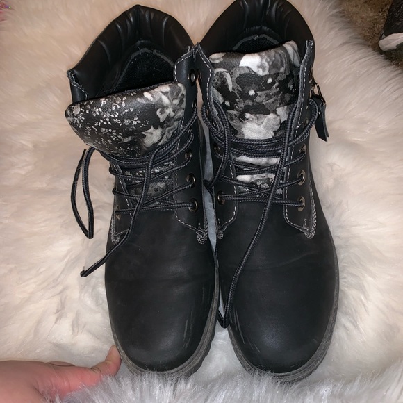 Boots 😍🖤 - Picture 2 of 6